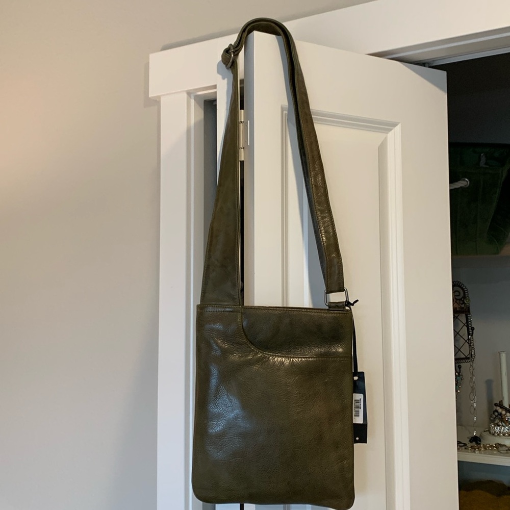 Latico Crossbody leather bag with lots of pockets in moss color
